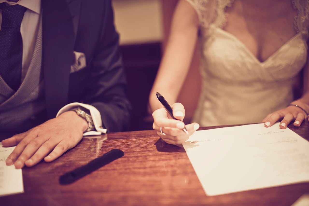Descubra qué documentos se necesitan y cuánto cuesta el proceso de casarse por lo civil, garantizando una ceremonia legal y organizada.