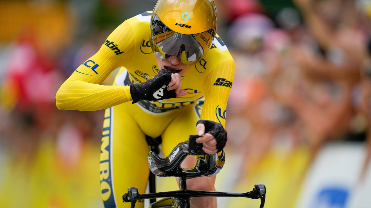 El danés Jonas Vingegaard, con el maillot amarillo de líder general, cruza la línea de meta para ganar la decimosexta etapa del Tour de Francia, una contrarreloj individual de 22,5 kilómetros (14 millas) con inicio en Passy y final en Combloux, Francia. Martes, 18 de julio de 2023. (Foto AP/Daniel Cole)