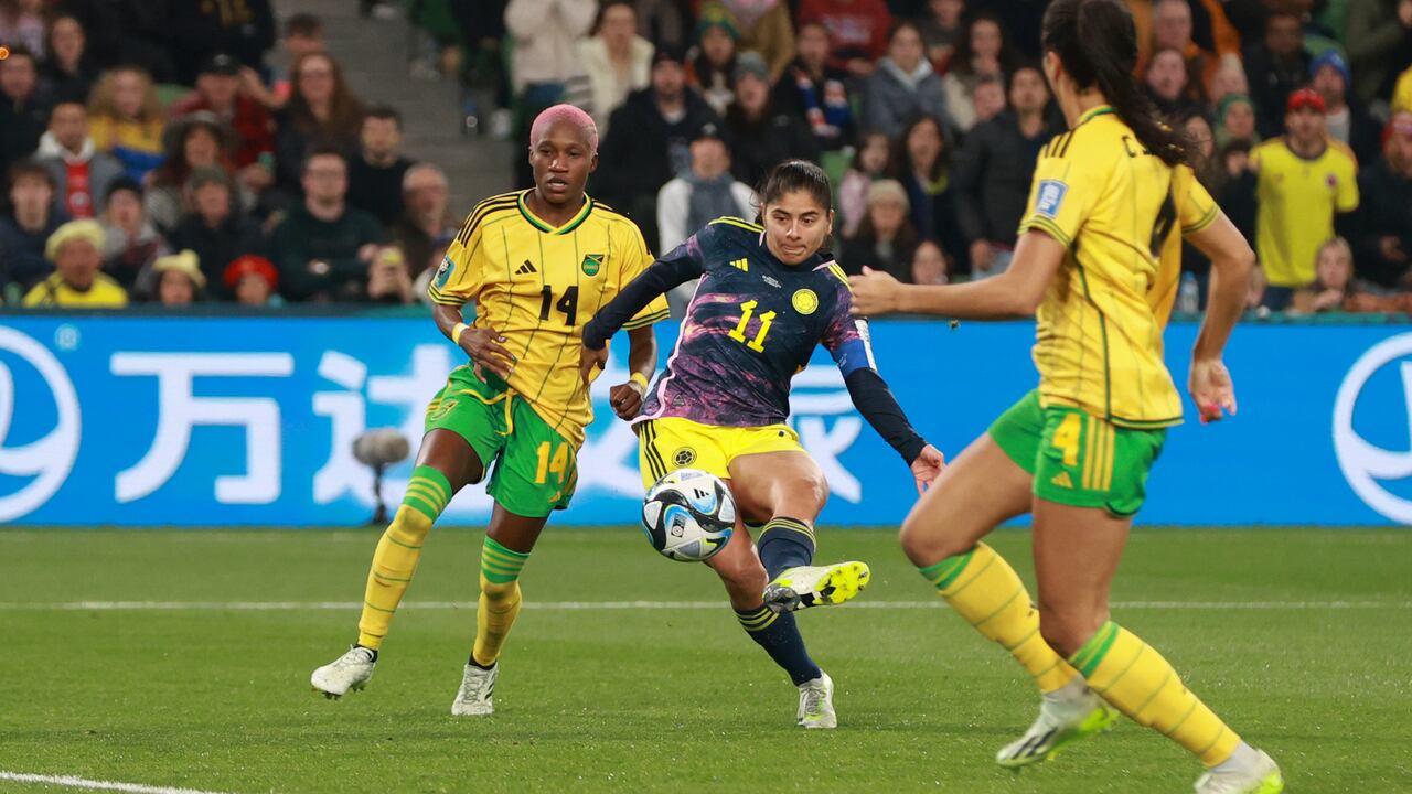 Catalina Usme de Colombia, centro, anota el primer gol de su equipo durante el partido de fútbol de los octavos de final de la Copa Mundial Femenina entre Jamaica y Colombia en Melbourne, Australia, el martes 8 de agosto de 2023. (Foto AP/Hamish Blair)