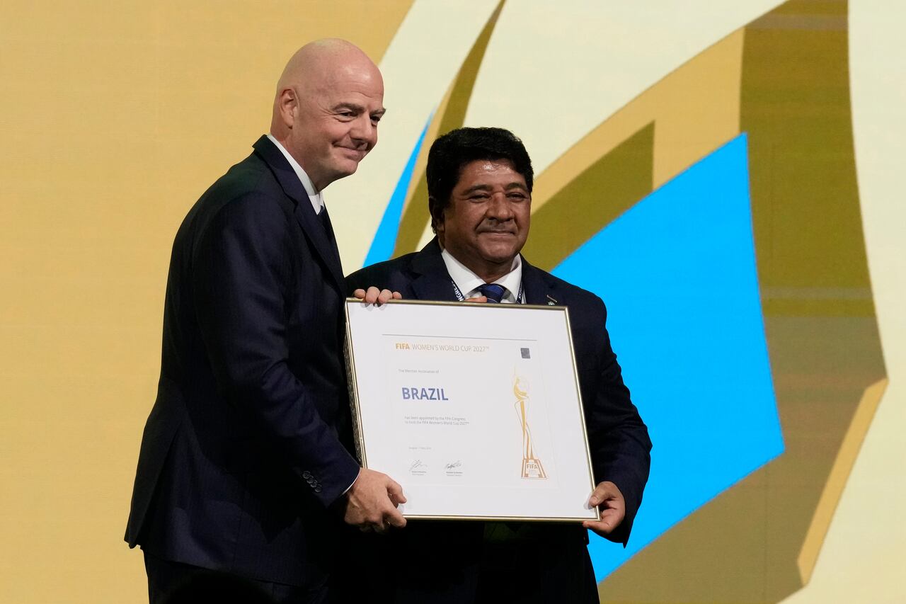 El presidente de la FIFA, Gianni Infantino, a la izquierda, entrega el certificado al presidente de la Asociación de Fútbol de Brasil, Ednaldo Rodrigues, a la derecha, después de anunciar que Brasil ha sido elegido para albergar la Copa Mundial Femenina de Fútbol de 2027 en el Congreso de la FIFA en Bangkok, Tailandia, el viernes 17 de mayo. , 2024.(Foto AP/Sakchai Lalit)