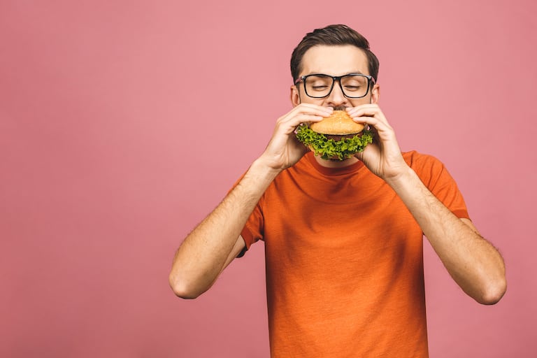 ¿Preocupado por el impacto de las calorías en su dieta? Conozca la verdad sobre cuántas se esconden en una hamburguesa completa y tome decisiones más saludables.