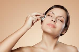 La aplicación de hielo en la cara ayuda a mejorar la circulación sanguínea, favoreciendo el aspecto de la piel.