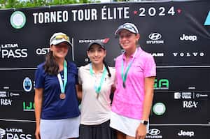 Catalina Monroy (izq.), está acompañada de otras dos golfistas que participaron del Tour Élite DJCG en Cali.