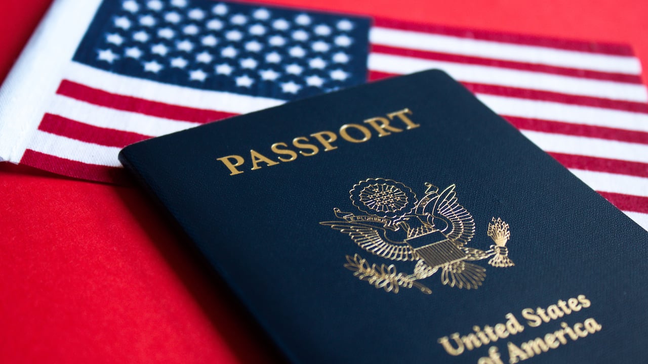 El pasaporte colombiano no solo sirve como documento de viaje, sino también como un símbolo de identidad y conexión con la patria para la diáspora colombiana en Estados Unidos.