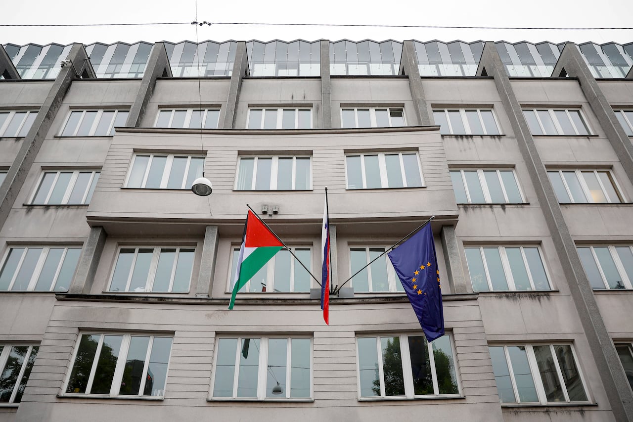 La bandera palestina al lado de la bandera eslovena (centro) y la bandera de la Unión Europea (derecha) en un edificio del gobierno en Ljubljana, Eslovenia, el 30 de mayo del 2024.   . (Foto AP)
