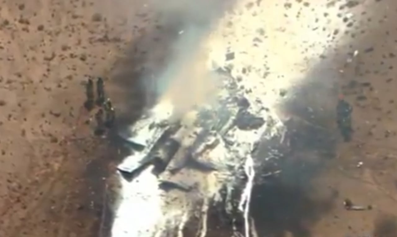 Un avión que sobrevolaba un terreno de Albuquerque, Nuevo México se estrelló y se precipitó hacia el suelo. 
Canal KOB4
