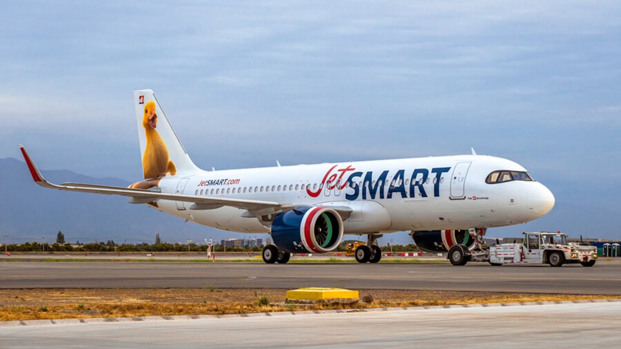 JetSMART Airlines inicia operación nacional en Colombia con su primer vuelo entre Bogotá y Medellín.