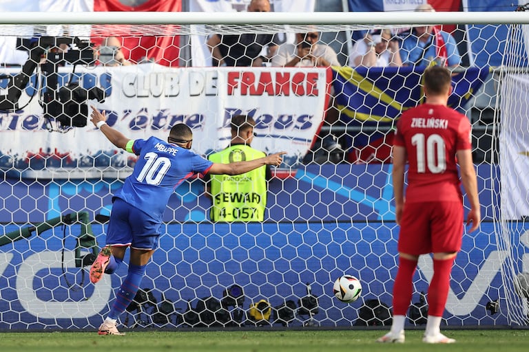 Mbappé marcó gol de Francia ante Polonia