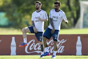 Ezequiel Lavezzi (derecha), junto a Lionel Messi en un entrenamiento con la Selección Argentina.