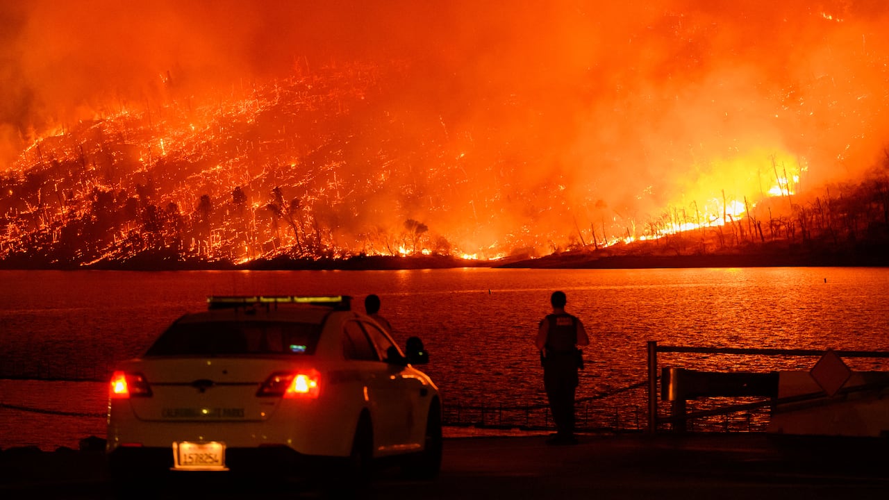Los miembros de las fuerzas del orden observan cómo el incendio Thompson arde sobre el lago Oroville en Oroville, California, el 2 de julio de 2024.