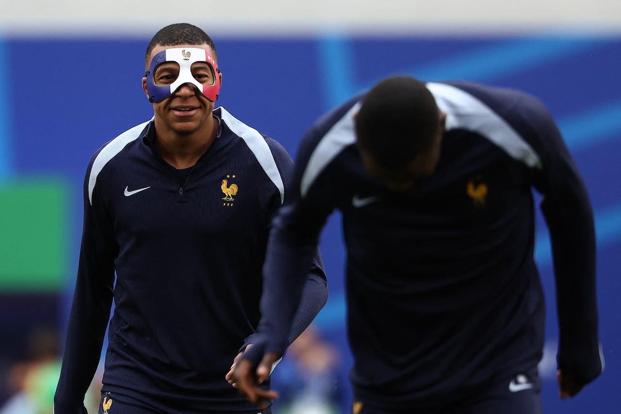 l delantero #10 de Francia Kylian Mbappe llega con una máscara facial para participar en una sesión de entrenamiento MD-1 en el estadio de Leipzig, en Leipzig, el 20 de junio de 2024, en la víspera de su partido de fútbol del Grupo D de la UEFA Euro 2024 contra Holanda.