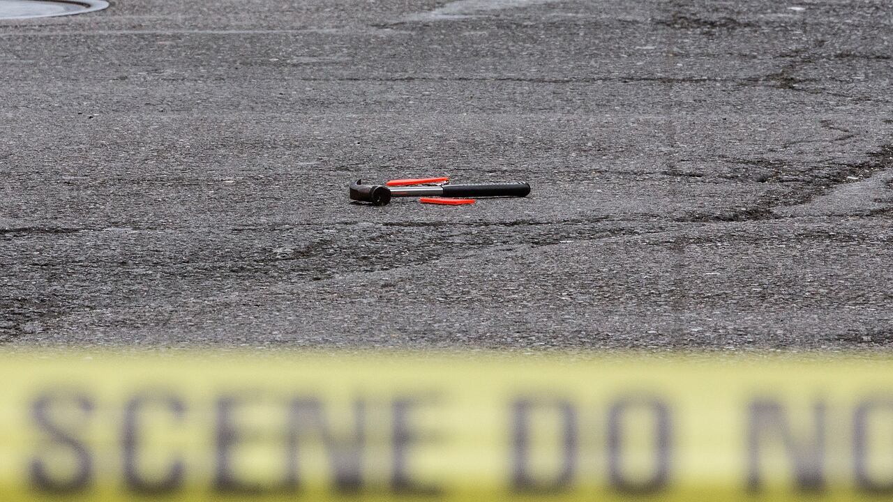 Un martillo utilizado en un ataque a un oficial de policía se ve en la escena del crimen el 13 de mayo de 2015 en la ciudad de Nueva York.
