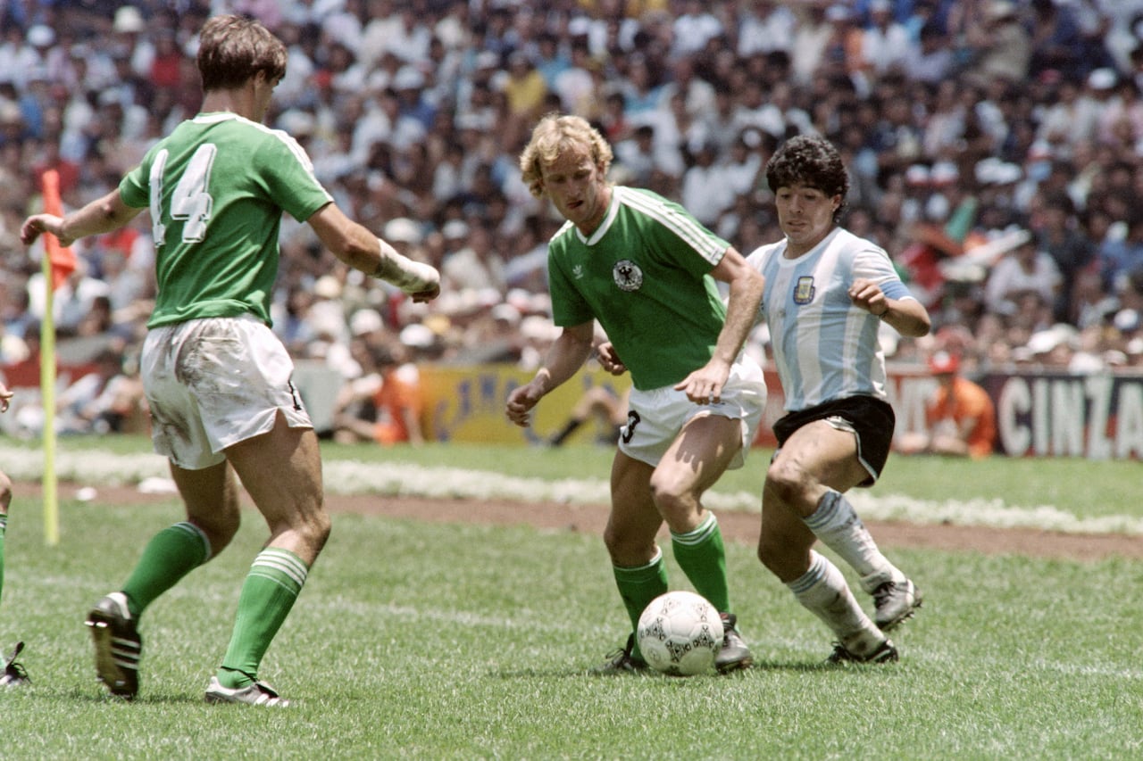 Imagen de la final de la Copa del Mundo 1986, que tuvo como gran figura al 'pelusa' (der.)