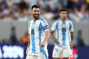 EAST RUTHERFORD, NEW JERSEY - JUNE 25: Lionel Messi of Argentina gestures during the CONMEBOL Copa America 2024 match between Chile and Argentina at MetLife Stadium on June 25, 2024 in East Rutherford, New Jersey.   Tim Nwachukwu/Getty Images/AFP (Photo by Tim Nwachukwu / GETTY IMAGES NORTH AMERICA / Getty Images via AFP)