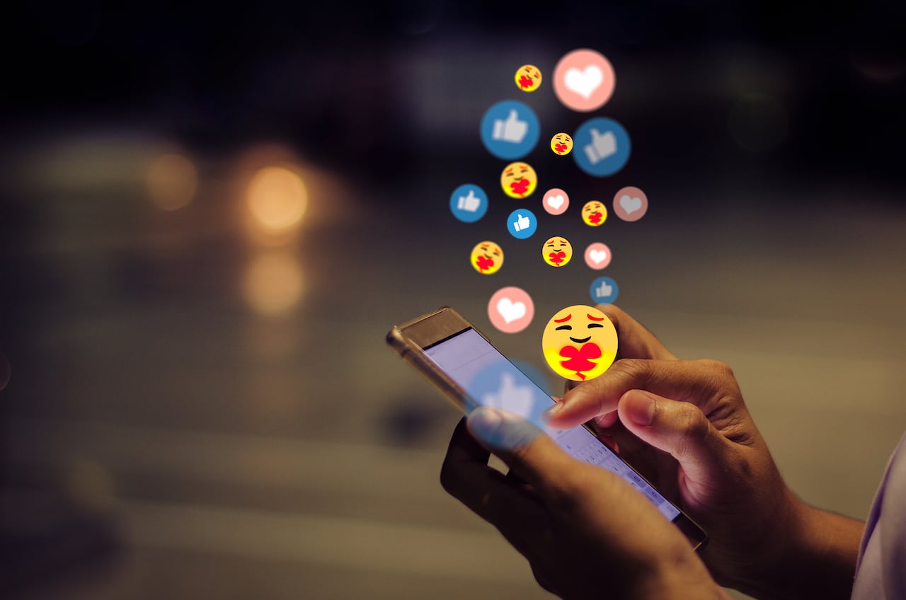 Explore la profundidad de la comunicación digital: conozca el significado detrás de los emojis en WhatsApp.