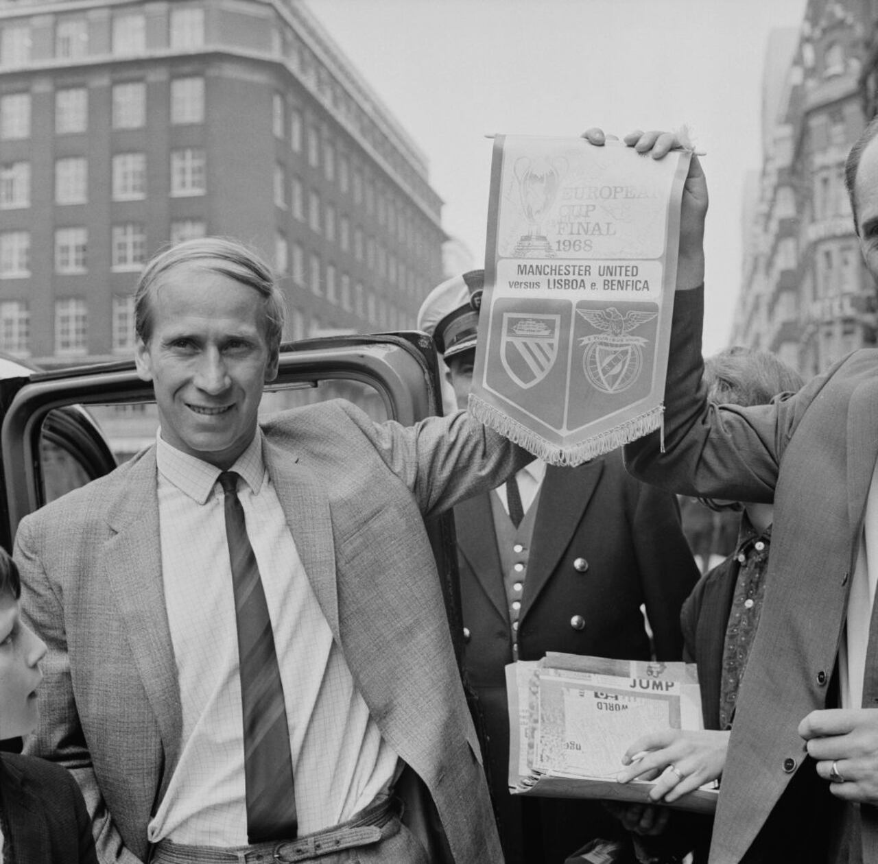English soccer player Bobby Charlton of Manchester United FC holding a commemorative pennant of the European Cup final against SL Benfica, London, UK, 30th May 1968. (Photo by Evening Standard/Hulton Archive/Getty Images)
