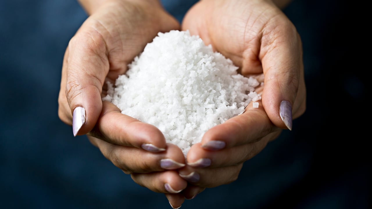 Las energías negativas pueden acumularse en el hogar sin ser notadas. Descubra cómo utilizar sal marina para purificar y proteger su espacio de influencias indeseadas.