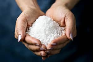 La sal, un elemento cotidiano, es también un potente escudo contra las malas energías. Aprenda diferentes rituales que pueden transformar su hogar en un refugio de tranquilidad y bienestar.