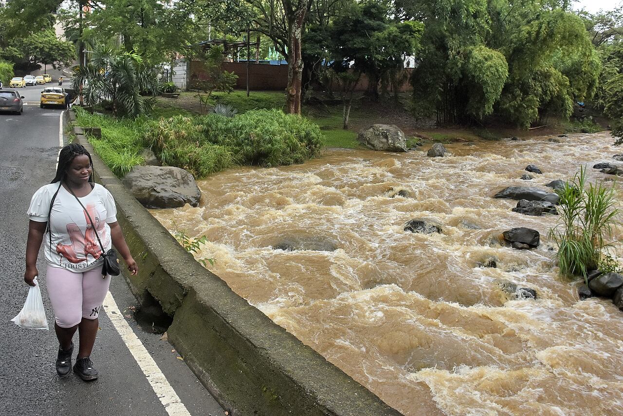 Debido a la temporada de lluvias que por este mes azota la capital vallecaucana, el incremento en el caudal de los ríos de la ciudad es evidente.