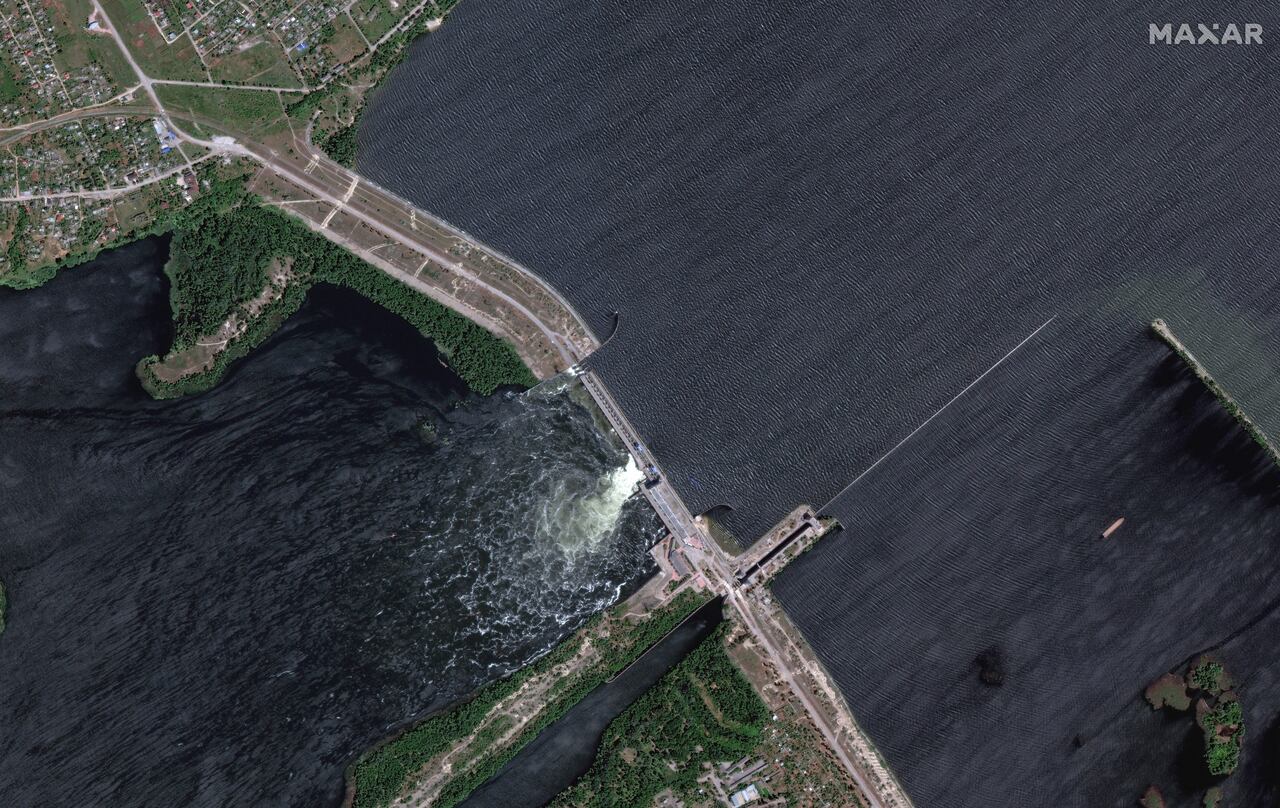 Esta imagen satelital proporcionada por Maxar Technologies muestra una descripción general de la represa Kakhovka en el sur de Ucrania el lunes 5 de junio de 2023.
