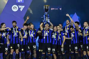 Jugadores del Inter de Milán celebran con el trofeo tras ganar la Super Copa de Italia al vencer en la final al Napoli en el Estadio Al Awwal Park en Riad, Arabia Saudí el lunes 22 de enero del 2024. (AP Foto)