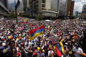 La Policía Bolivariana de Venezuela impidió el sábado que esta manifestación de la oposición llegará a la sede de la Defensoría del Pueblo, en Caracas, lo que generó enfrentamientos.