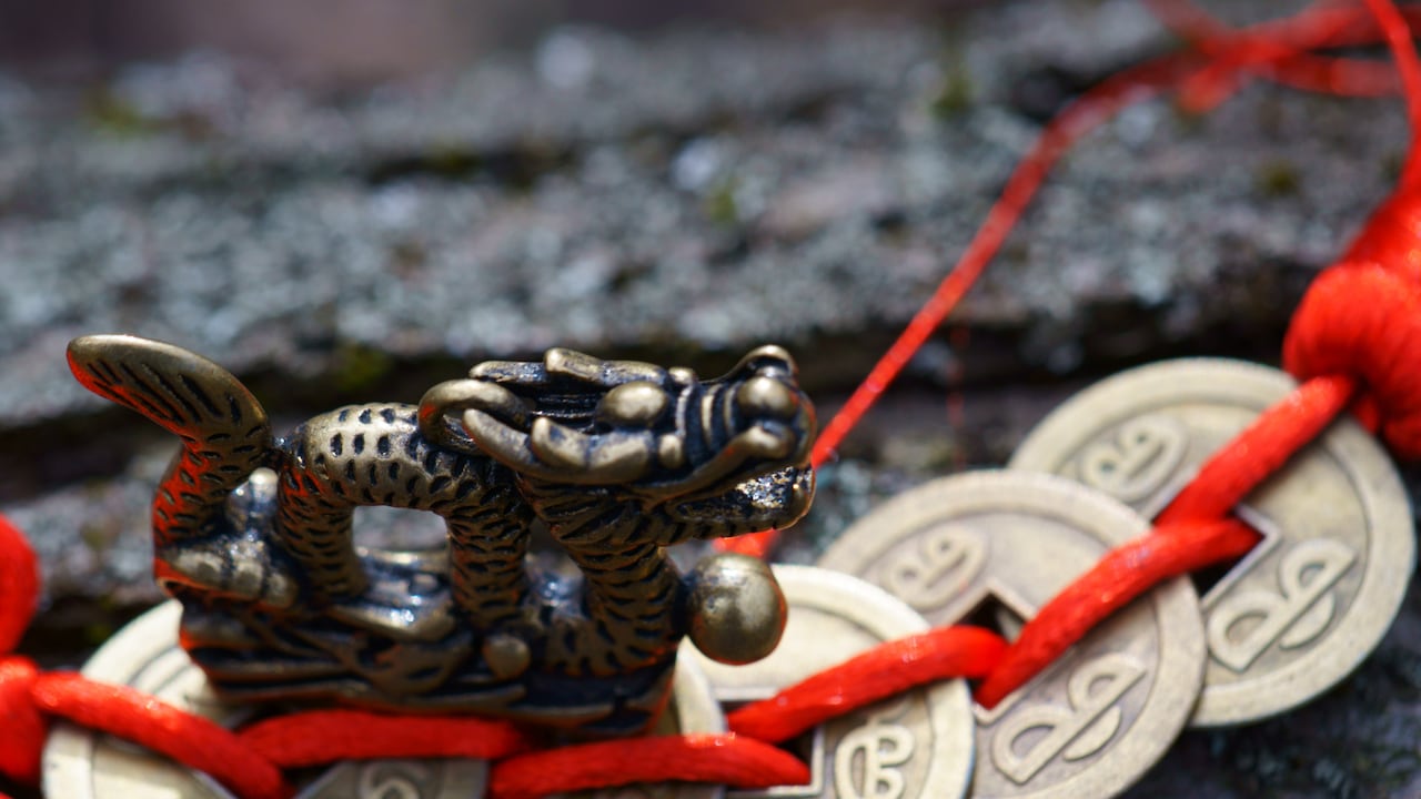 Este año, se puede dar la bienvenida a la temporada festiva con un toque especial al conocer el sencillo ritual del Feng Shui con monedas chinas, preparándose así para atraer la abundancia.