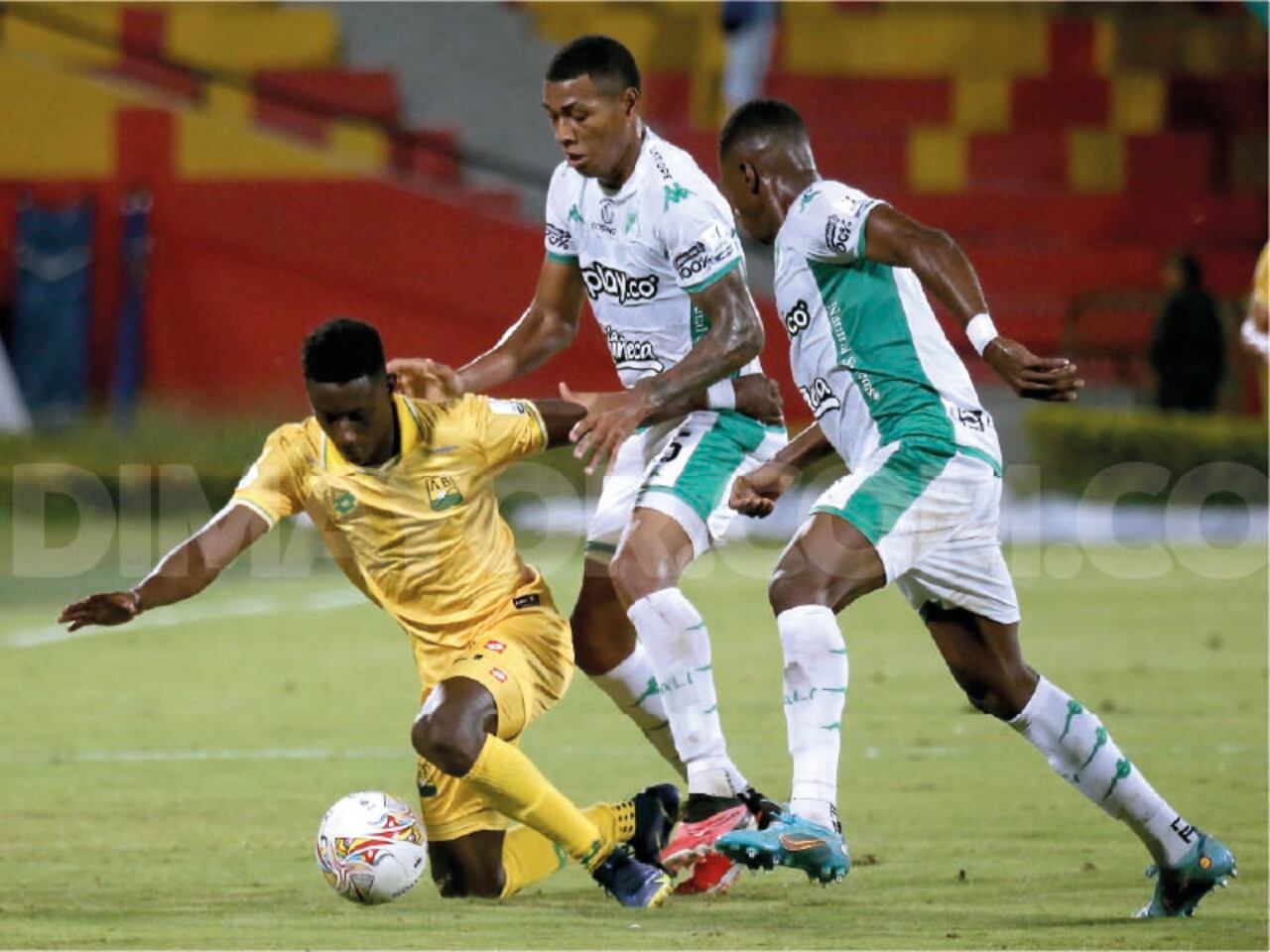 Acción de juego en partido entre Bucaramanga y Deportivo cali, la fceha ocho de la Liga Betplay II-2023.
