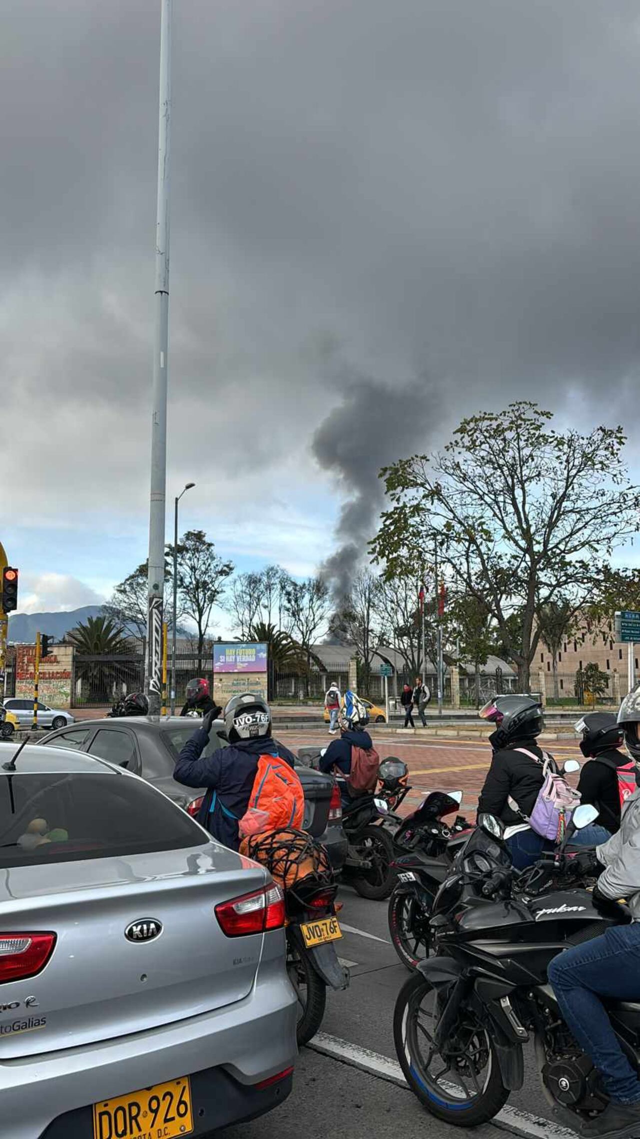 Así se ve el incendio en el centro de Bogotá desde la calle 26, en el Centro de Memoria Histórica.