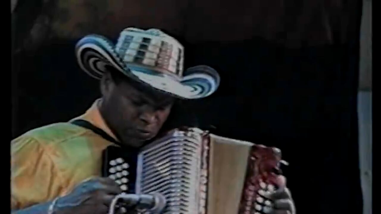 Omar Geles tocando el acordeón cuando participó en el Festival Francisco el Hombre.