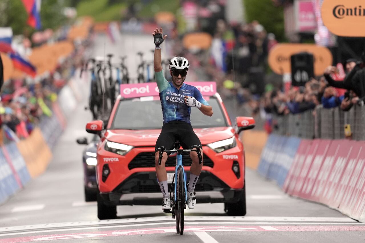 El italiano Andrea Vendrame celebra tras ganar la 19ma etapa del Giro entre Mortegliano y Sappada el viernes 24 de mayo del 2024. (Massimo Paolone/LaPresse via AP)