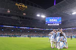 MIAMI GARDENS, FLORIDA - JUNE 29: Lautaro Martinez of Argentina celebrates with teammates after scoring the team's first goal during the CONMEBOL Copa America 2024 Group A match between Argentina and Peru at Hard Rock Stadium on June 29, 2024 in Miami Gardens, Florida.   Hector Vivas/Getty Images/AFP (Photo by Hector Vivas / GETTY IMAGES NORTH AMERICA / Getty Images via AFP)