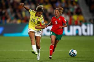 Ibtissam Jraidi de Marruecos, a la derecha, desafía a Jorelyn Carabali de Colombia durante el partido de fútbol del Grupo H de la Copa Mundial Femenina entre Marruecos y Colombia en Perth, Australia, el jueves 3 de agosto de 2023. (Foto AP/Gary Day)