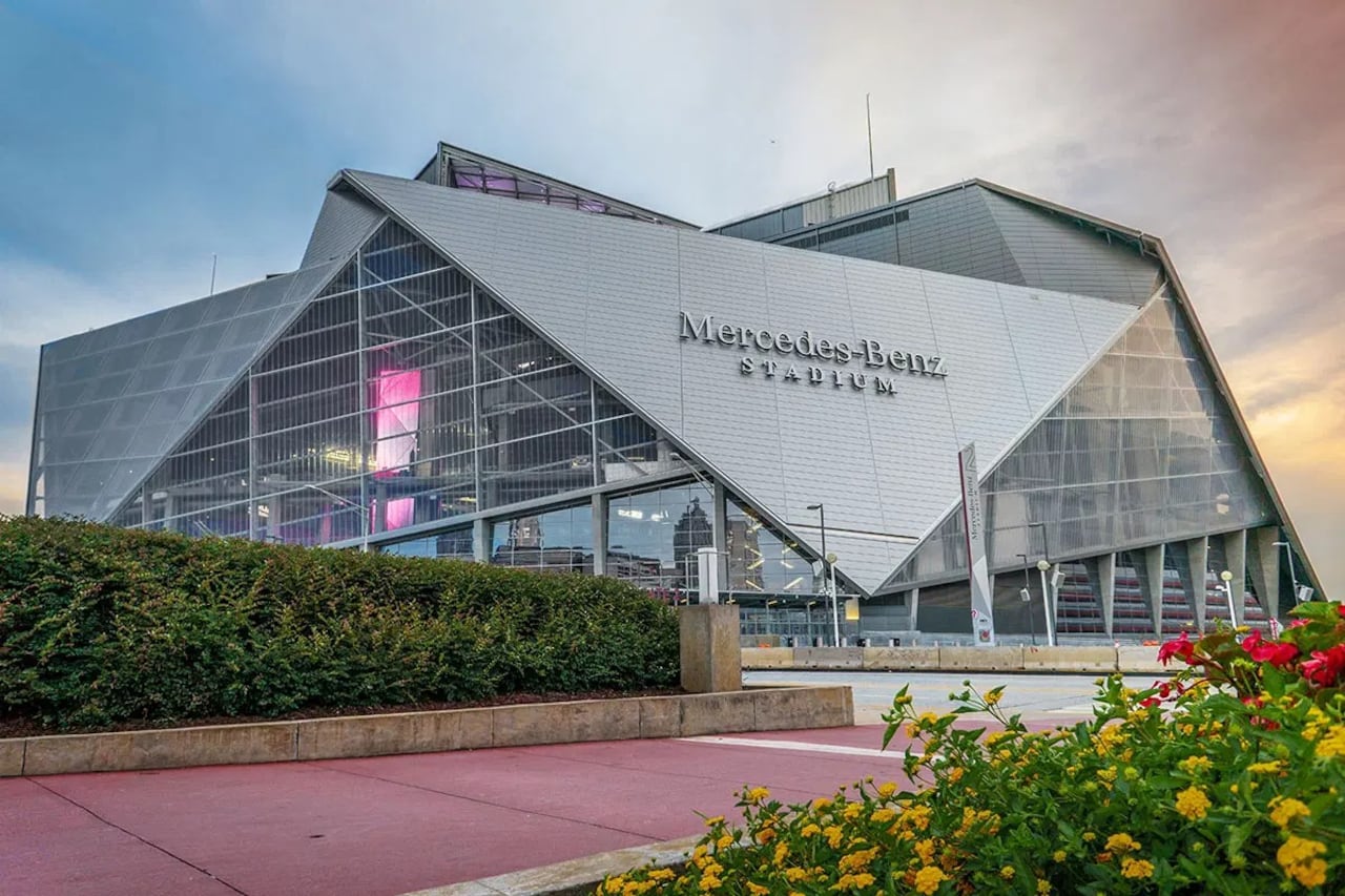 Estadio Mercedes-Benz, está ubicado en Atlanta, Georgia, y tiene capacidad para 71.000 personas.