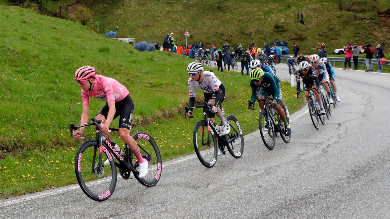De izquierda a derecha: Tadej Pogacar, Felix Grosschartner y Daniel Felipe Martínez en acción durante la etapa 17 del Giro de Italia 2024. (REUTERS / Ciro de Luca)