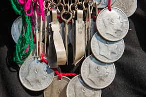 Para los seguidores del Feng Shui, la inclusión de una moneda en un collar no es solo una cuestión de moda, sino un gesto consciente hacia la atracción de energías positivas y la fortuna.