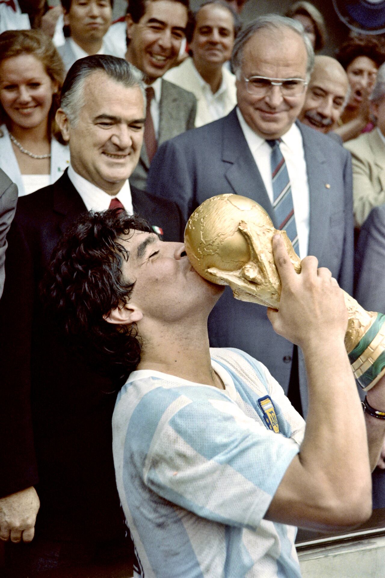 Maradona besando la segunda Copa del Mundo en la historia de la Selección Argentina (México 1986).