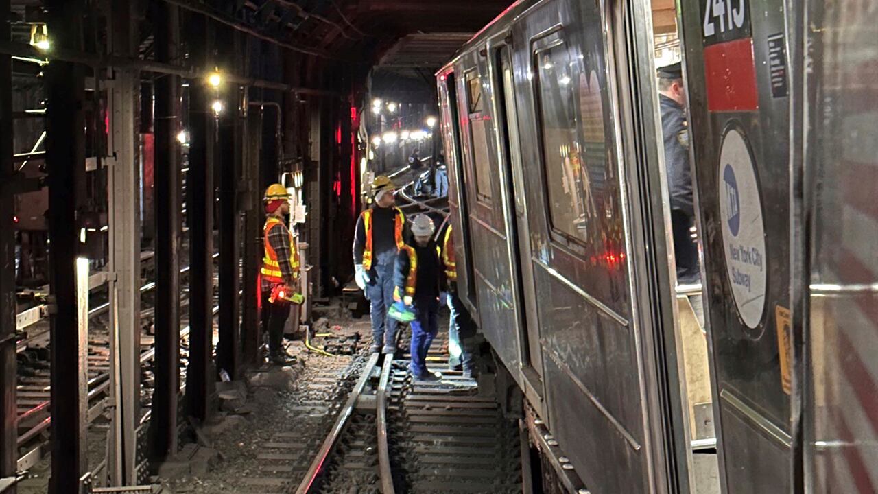 Esta fotografía proporcionada por NYC Emergency Management muestra el descarrilamiento de un vagón del metro de la ciudad de Nueva York, el jueves 4 de enero de 2024.