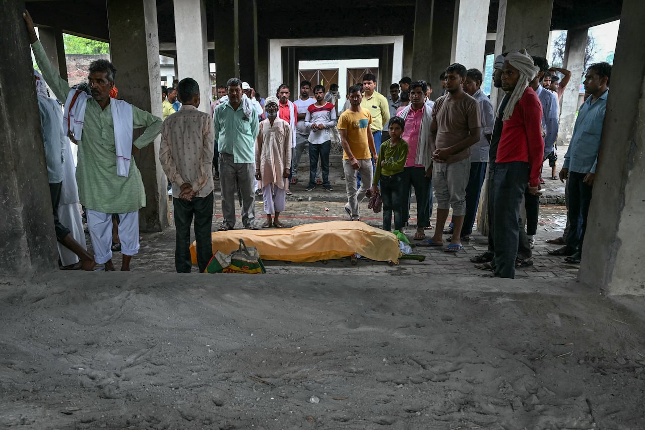 Los familiares se reúnen para realizar los últimos ritos de una víctima que murió en una estampida durante un sermón en Hathras, en el estado indio de Uttar Pradesh, en Kasganj el 3 de julio de 2024. Los supervivientes de la estampida más mortífera de la India en más de una década recordaron el 3 de julio el horror. de ser aplastado en una reunión religiosa hindú muy superpoblada donde murieron 121 personas. (Photo by Arun SANKAR / AFP)