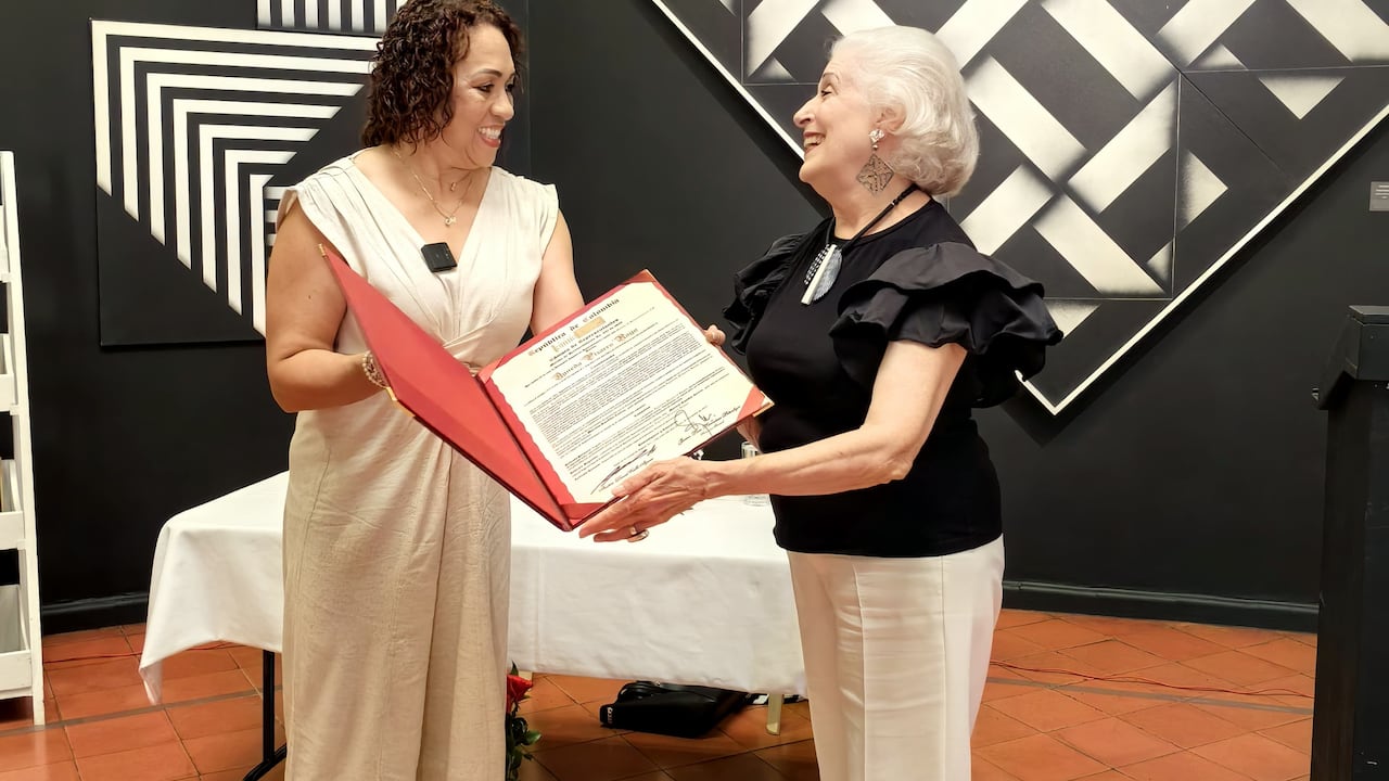 Águeda Pizarro recibió de manos de la representante a la cámara Marelen Castillo Torres una Moción de Reconocimiento por su gran aporte a la poética colombiana.