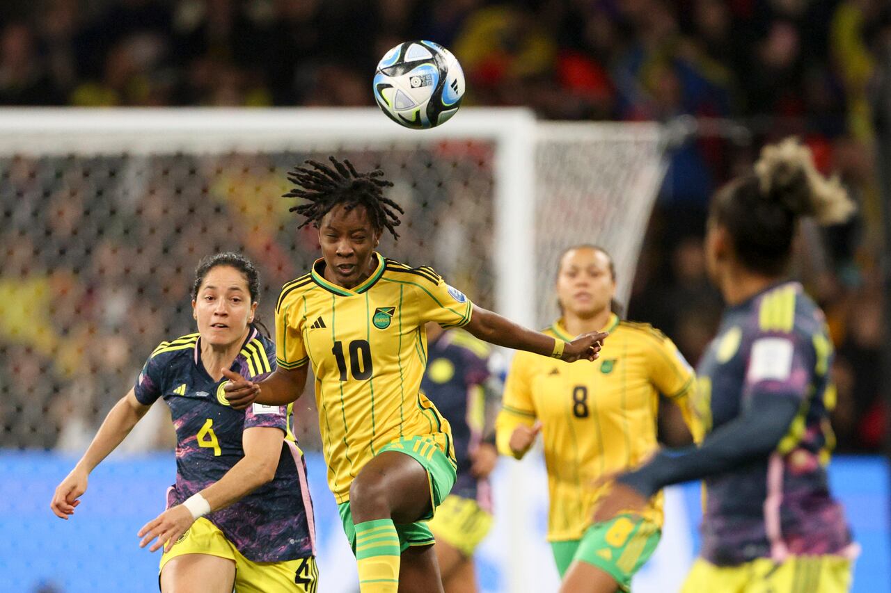 Jody Brown de Jamaica cabecea el balón durante el partido de fútbol de los octavos de final de la Copa Mundial Femenina entre Jamaica y Colombia en Melbourne, Australia, el martes 8 de agosto de 2023. (Foto AP/Hamish Blair)