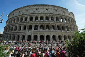 Los ciclistas son aclamados por los fanáticos mientras pasan por el antiguo Coliseo durante la etapa final de la carrera ciclista Giro de Italia en Roma, el domingo 26 de mayo de 2024. (Gian Mattia D'Alberto/LaPresse vía AP)
