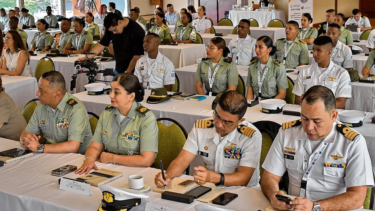En el segundo encuentro de becarios egresados de la Policía Nacional y la Armada de Colombia por medio del programa Vamos Sumando, los jóvenes expresaron sus experiencias positivas.