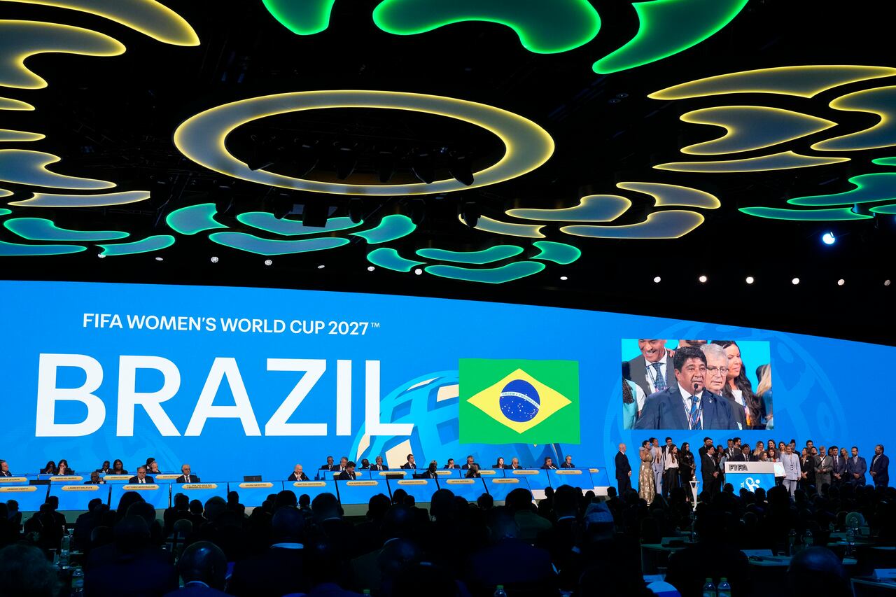 El presidente de la Asociación de Fútbol de Brasil, Ednaldo Rodrigues, pronuncia su discurso después de que Brasil fuera elegido anfitrión de la Copa Mundial Femenina de Fútbol 2027 en el Congreso de la FIFA en Bangkok, Tailandia, el viernes 17 de mayo de 2024. (Foto AP/Sakchai Lalit)