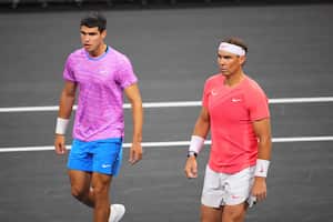 Carlos Alcaraz y Rafael Nadal representarán a España en el tenis de los Juegos Olímpicos, no solo jugarían en la modalidad de indiviual, sino también en dobles. /Foto  Chris Unger / GETTY IMAGES via AFP)