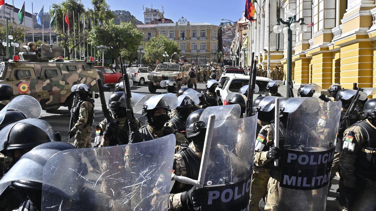 Momento en que los militares quisieron hacer un golpe de estado en Bolivia. Foto AFP