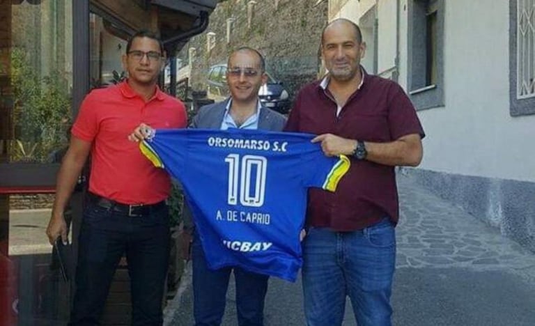 Orsomarso visitó el pequeño pueblo italiano en el 2017. En la foto, Edward Muñoz (izq.), quien era el técnico; el alcalde Antonio de Caprio (centro), y el directivo José Gabriel Sangiovanni (der.), durante la entrega de la camiseta del equipo.
