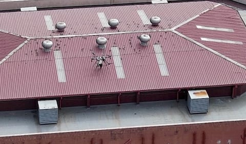 Así se veía el dron con un explosivo encima de la cárcel de La Roca