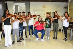 La maestra Angela Deán imparte clases de viola en la Escuela de Música Desepaz.