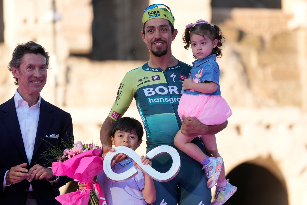 El segundo clasificado colombiano Daniel Felipe Martínez celebra durante la ceremonia del podio al final de la 21ª y última etapa del Giro D'Italia, carrera ciclista de la Vuelta a Italia, en Roma, el domingo 26 de mayo de 2024. (Foto AP/Andrew Medichini)